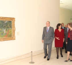 Acto conmemorativo del 20º aniversario del Museo Thyssen-Bornemisza. Sus Majestades los Reyes durante su recorrido por la exposición
